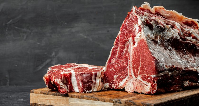 Scottona: carne su tagliere